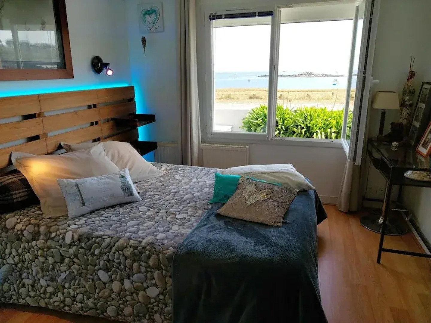 Beachfront Apartment in Plouguerneau
