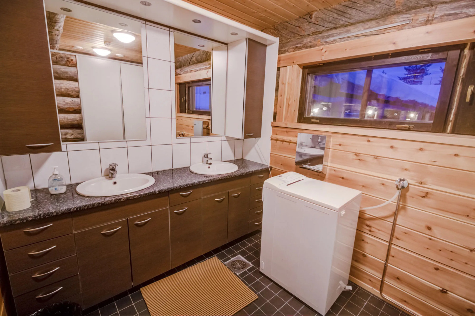 Kuukkeli Log Houses Porakka Inn