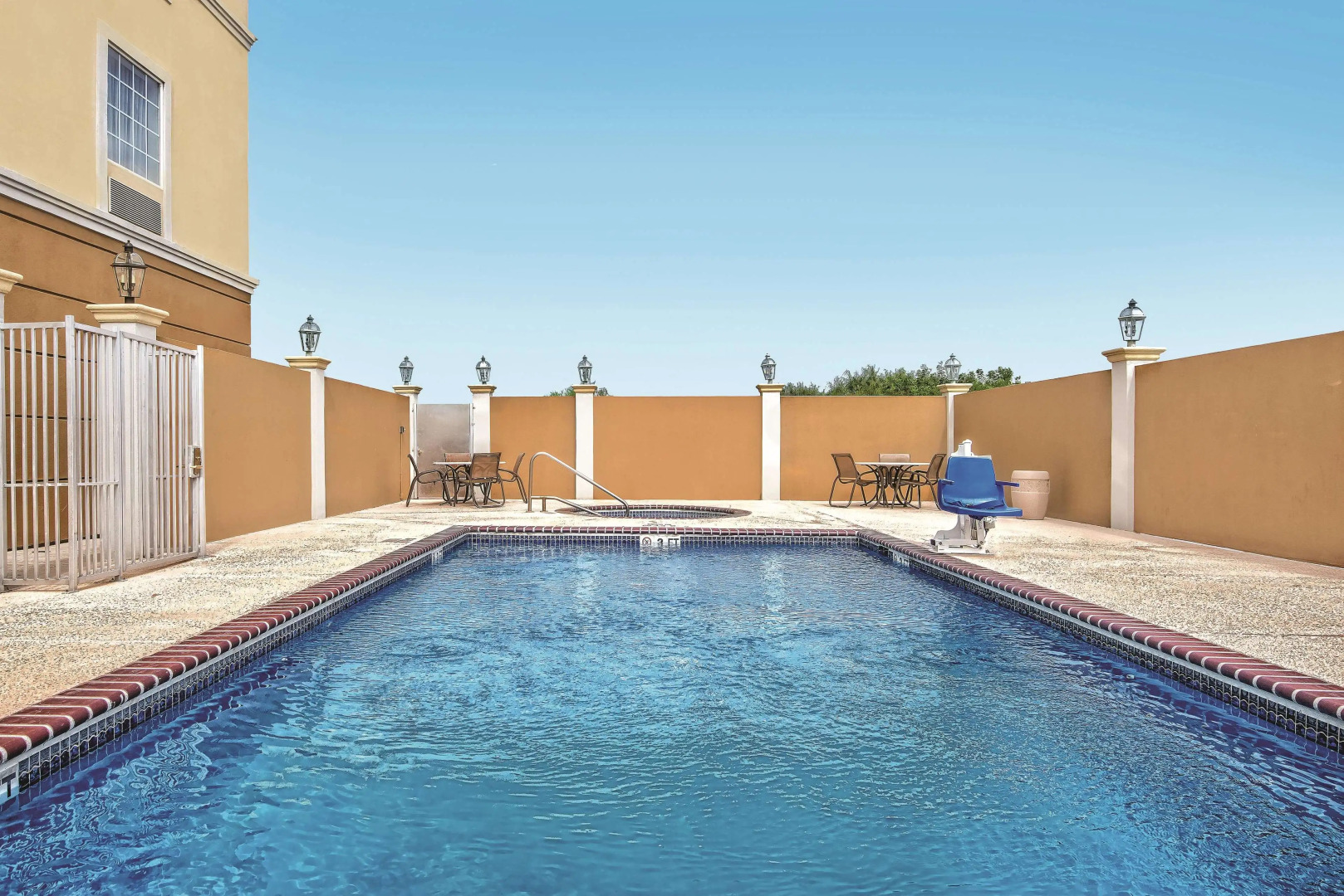 La Quinta Inn & Suites by Wyndham Mercedes Outlet Mall