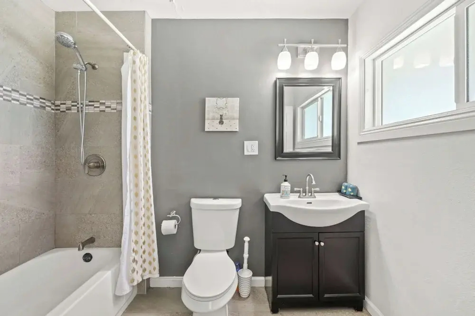 Spacious Family Friendly House in Central Location