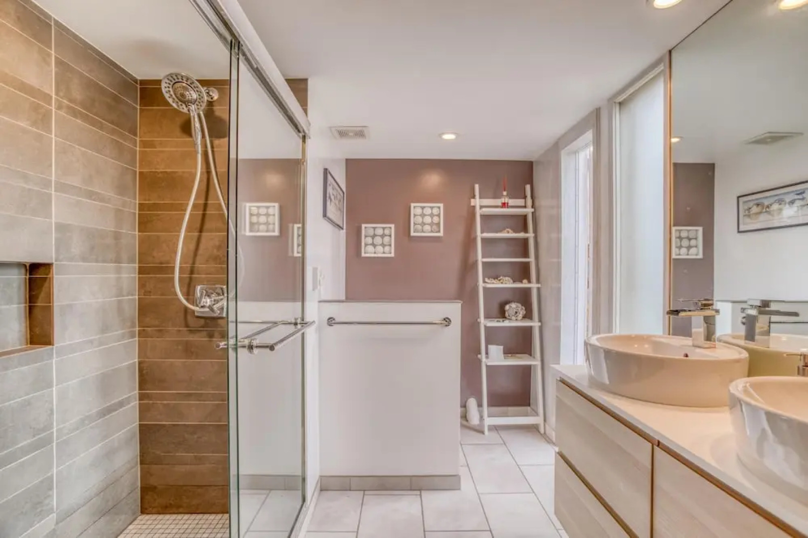 Lakefront Beachhouse