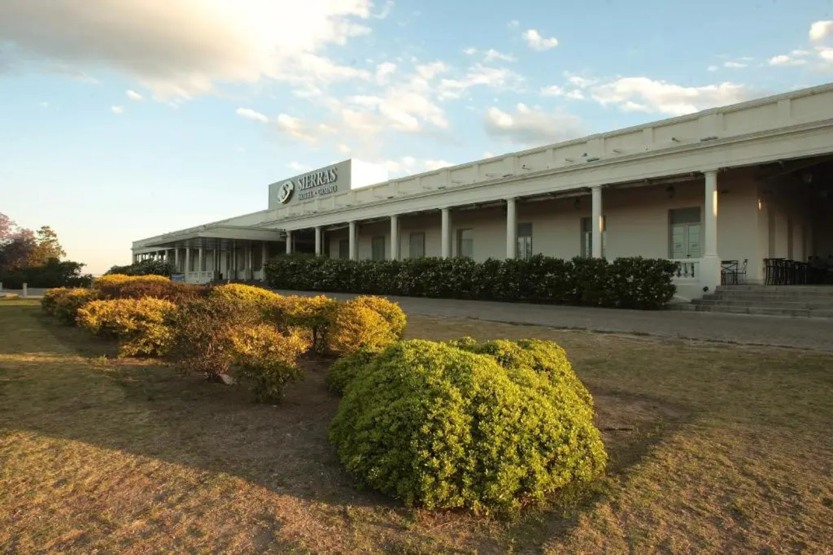 Howard Johnson by Wyndham Sierras Hotel and Casino