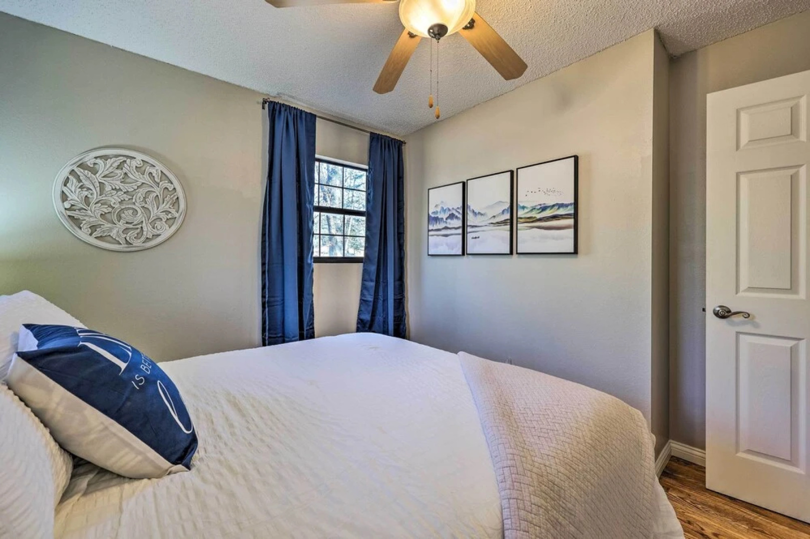 Cozy Beaver Lake Cabin w/ Waterfront View & Kayaks