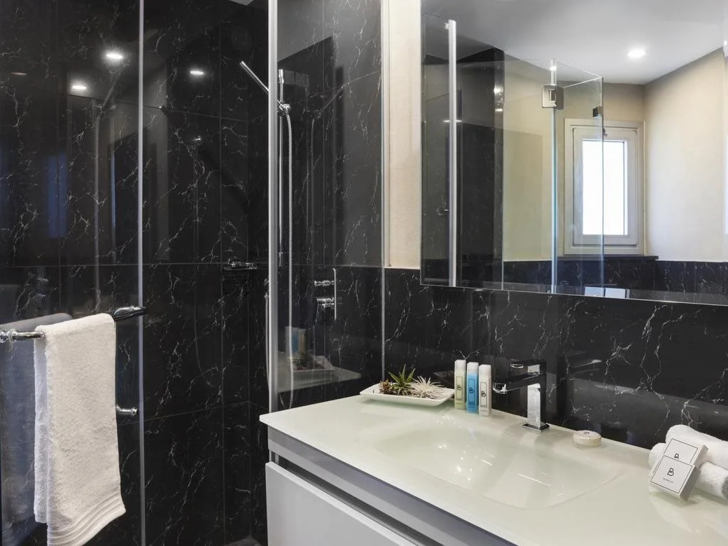 PLAY Seaport Suite Hotel TLV