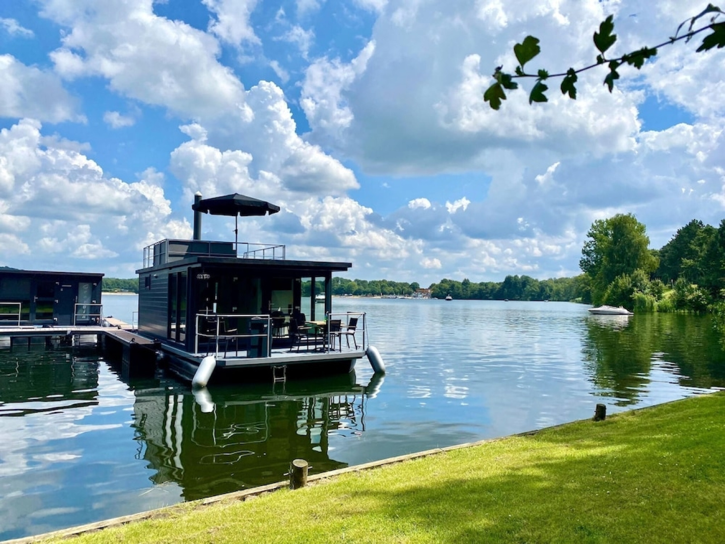 Ultimate Enjoyment in and on the Water in a Luxury Houseboat on the Lake Mooker