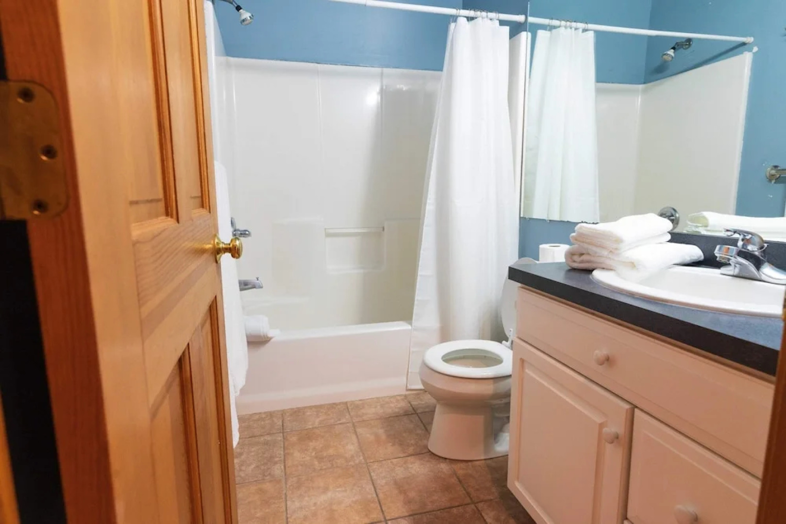 Meadowood Manor by Rovetravel Heated Pool