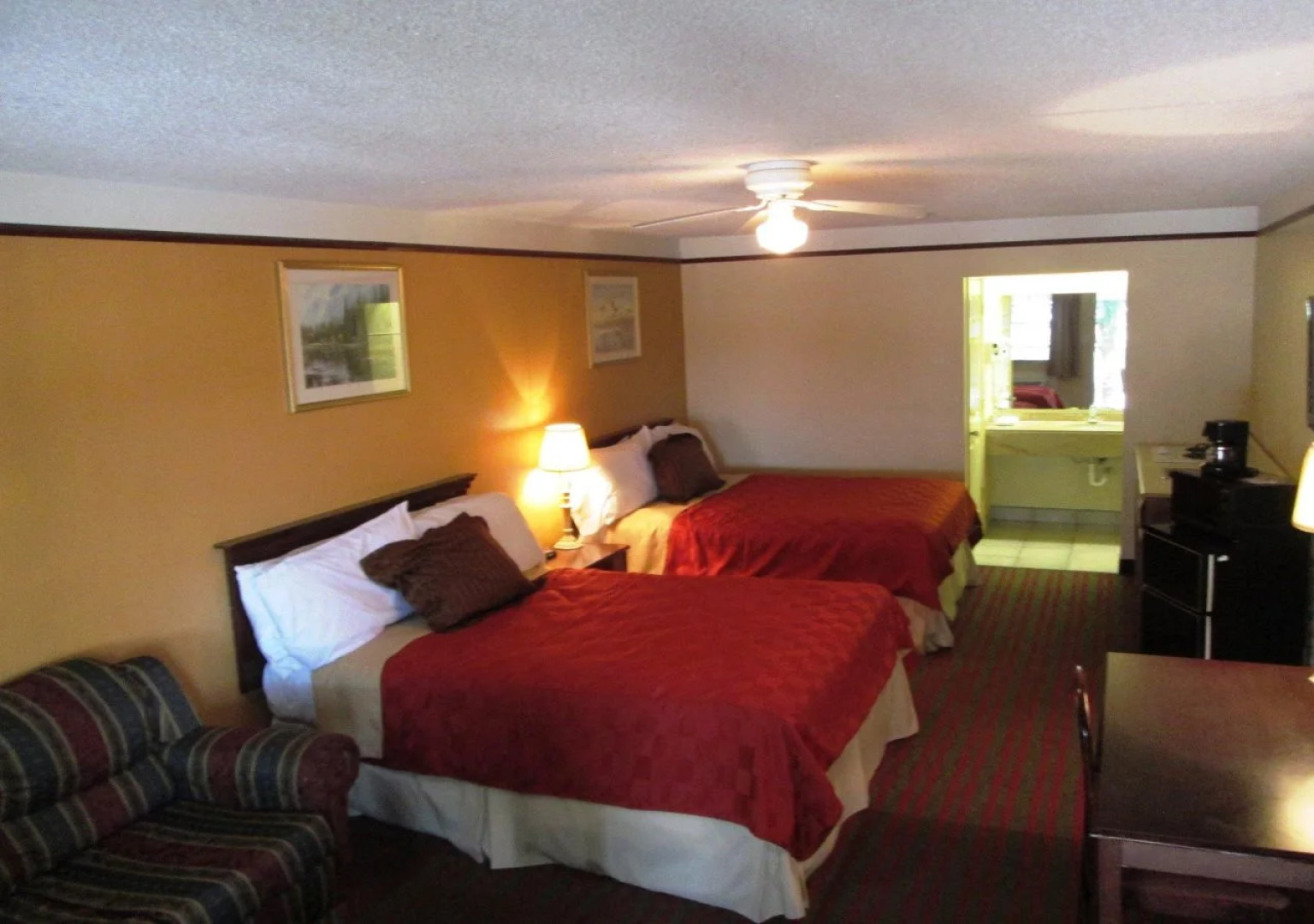 Deluxe Inn & Suites