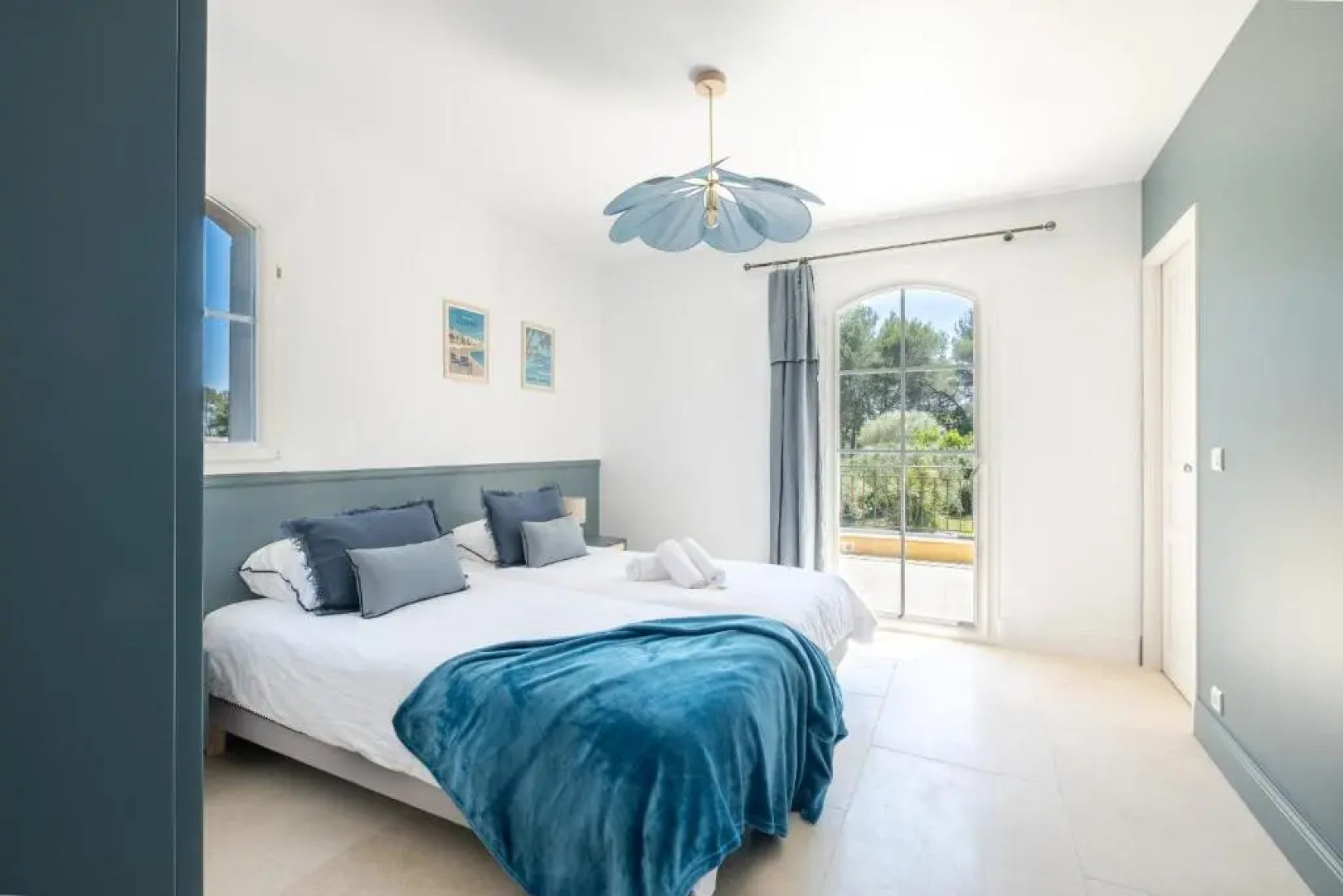 SERRENDY BIJOU de 280m2 au calme absolu avec piscine à débordement