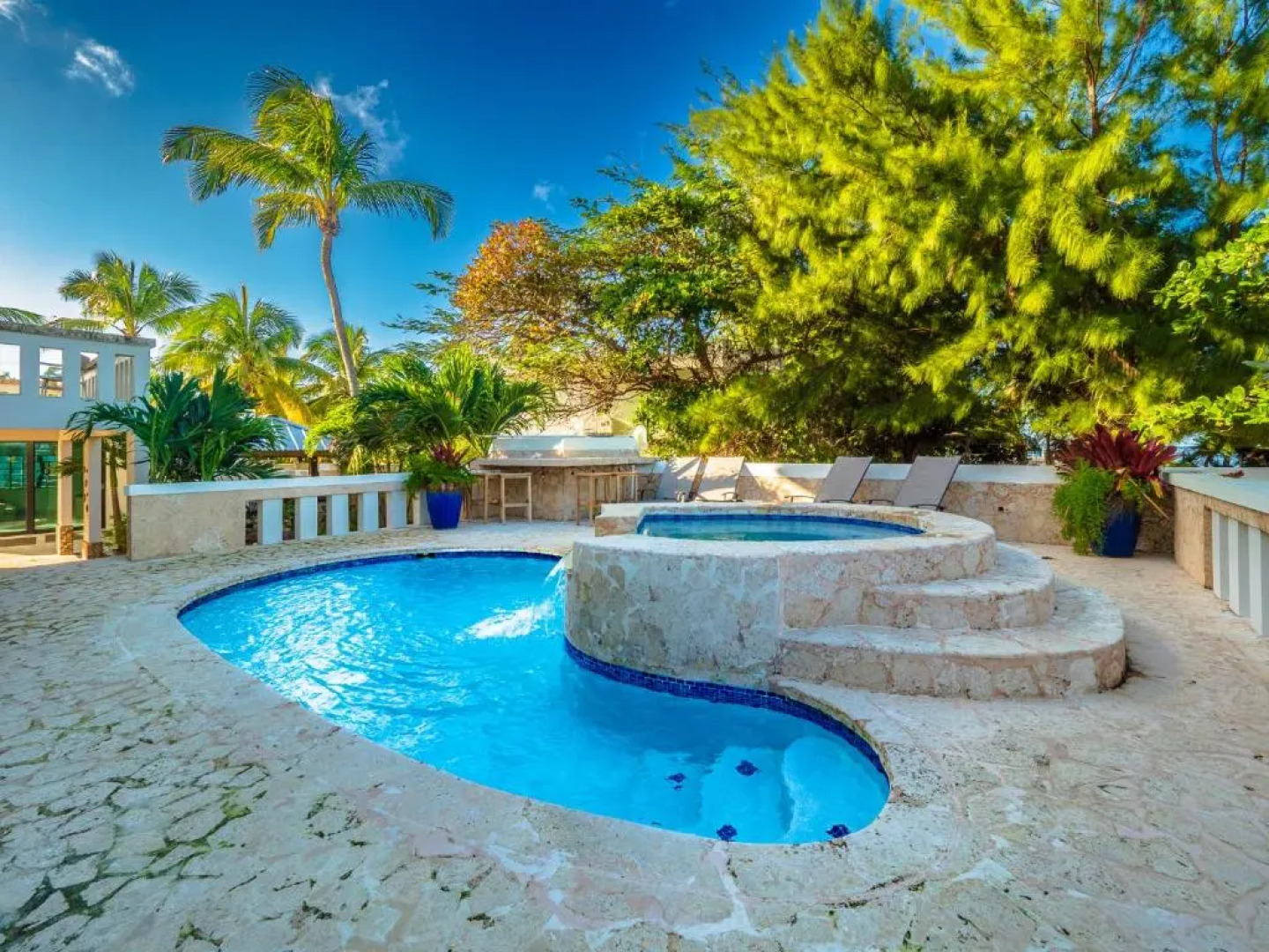 Newly Renovated 8 Bedroom Ocean Front Villa with Pool