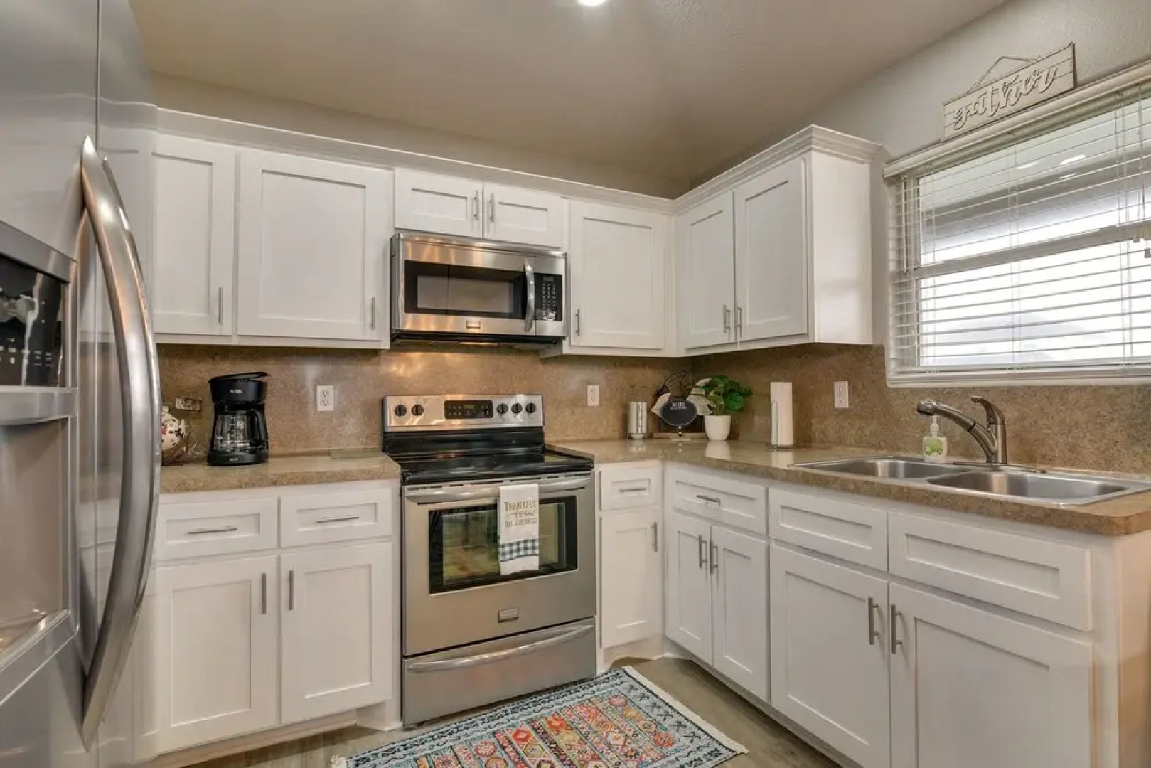 Chic Crystal Beach Home w/ Deck: Walk to the Ocean