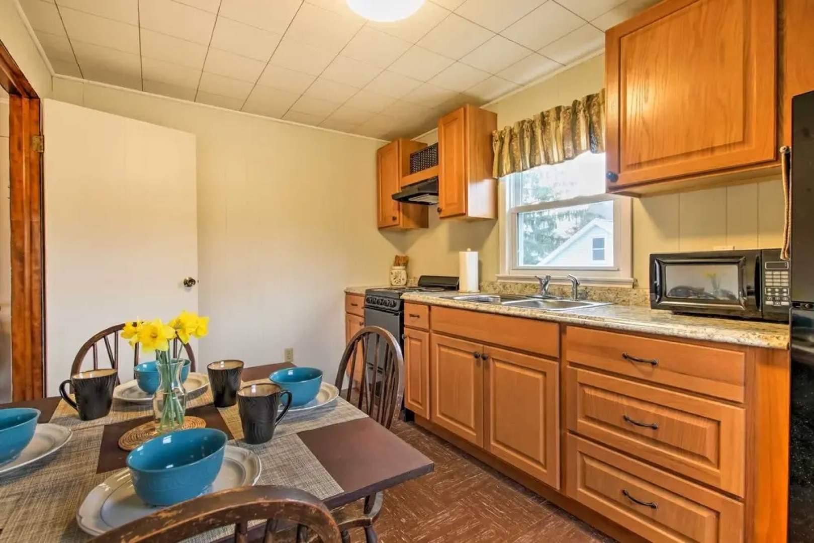 Pet-friendly Branford Apt - 10 Min Walk to Beach!