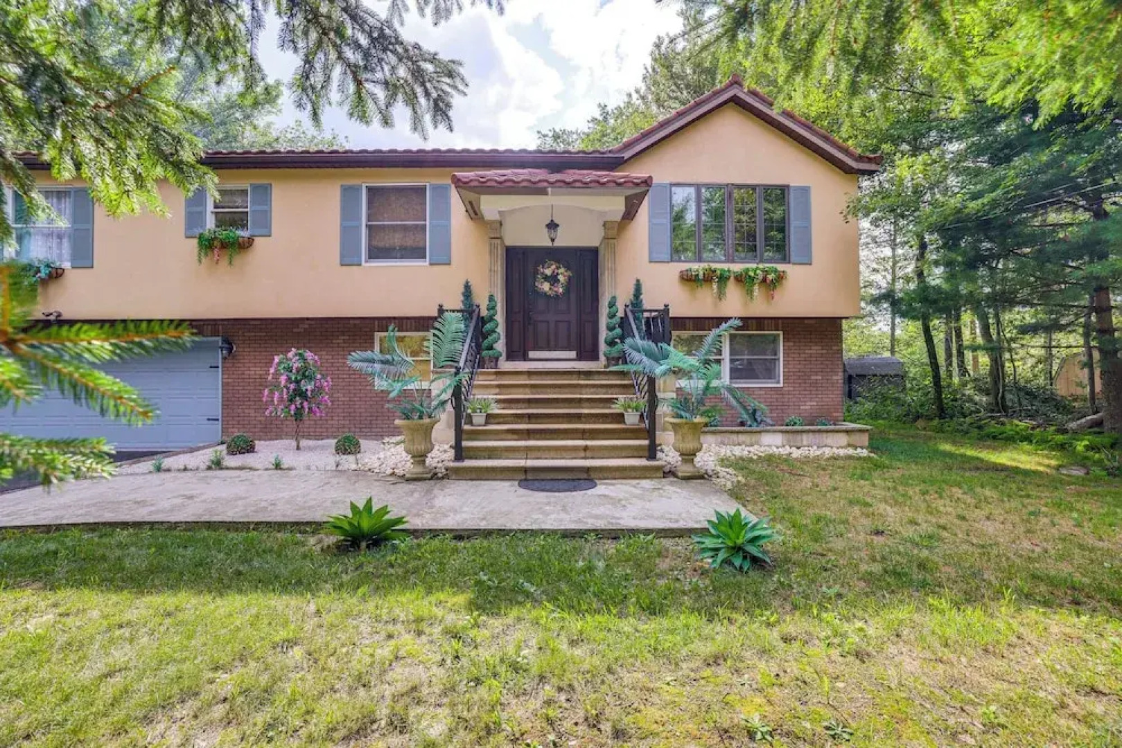 Luxe Lake House w/ Private Beach in Pocono Summit