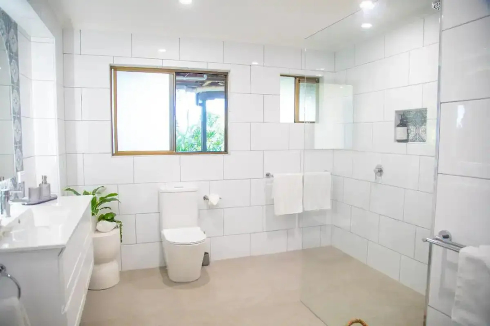 Yarabin - Luxury 6 Bedroom Home With Ocean Views