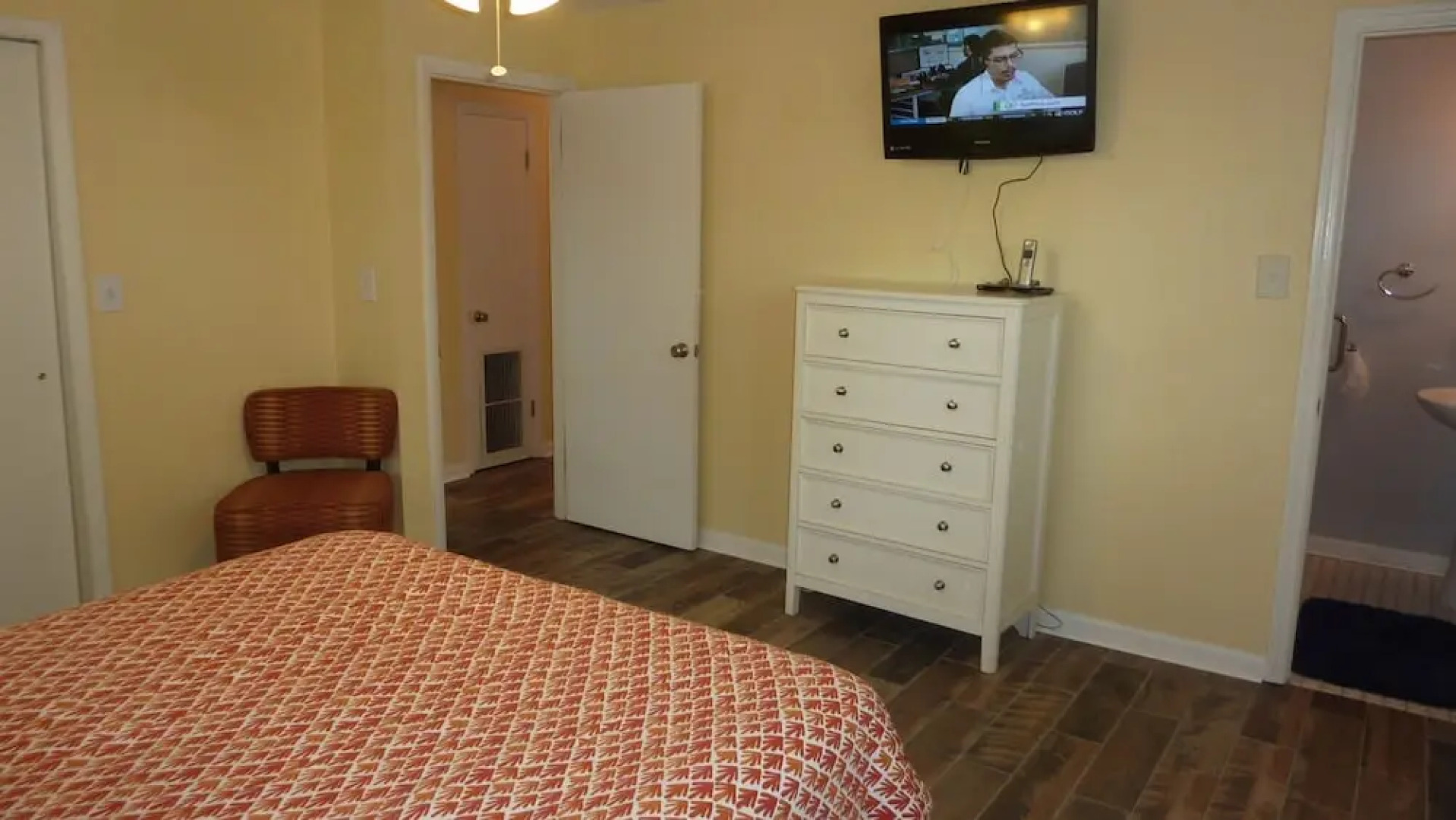 Mellow Yellow - 3 Br Home