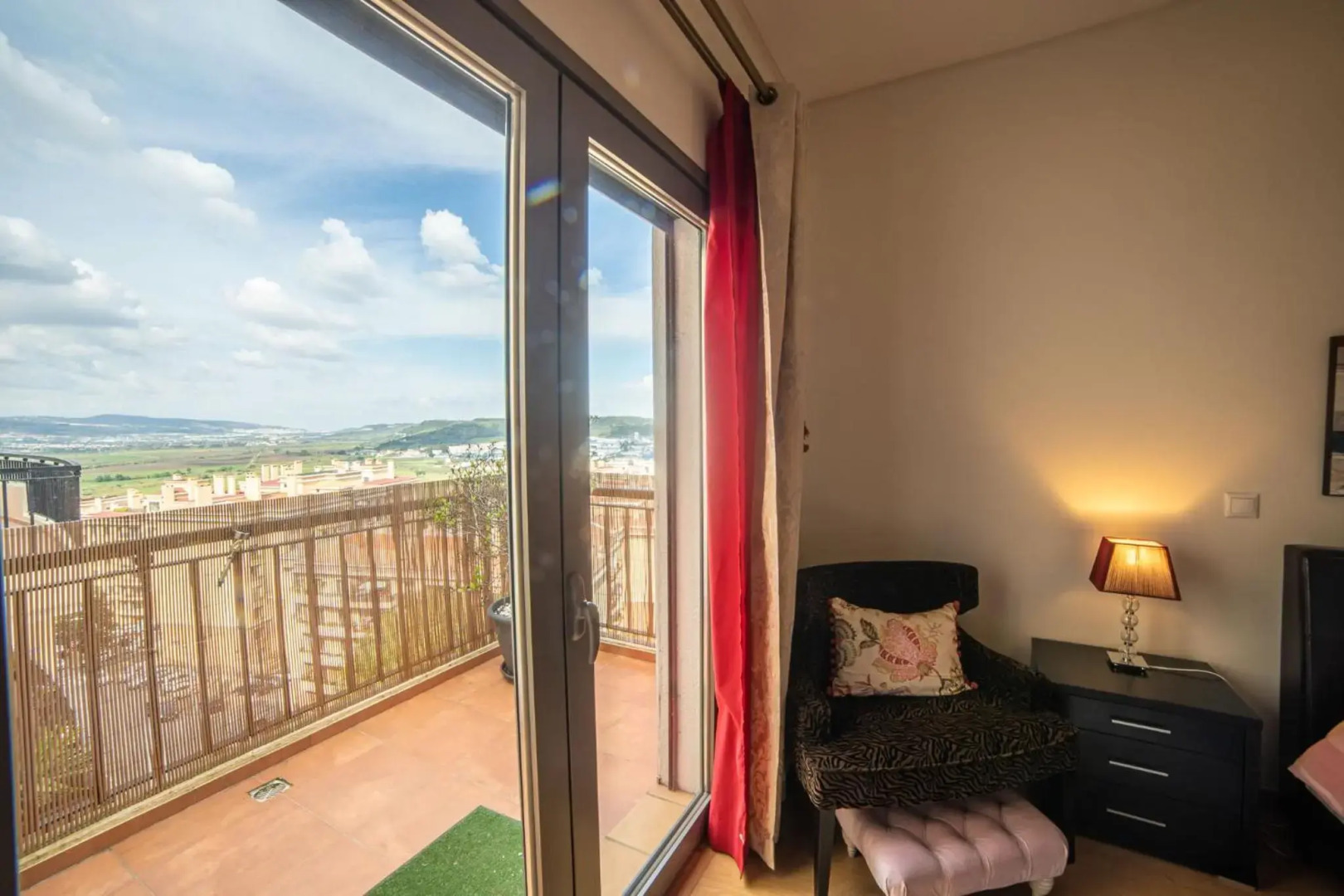 Lovely apartment near airport and Nations Park, with garage