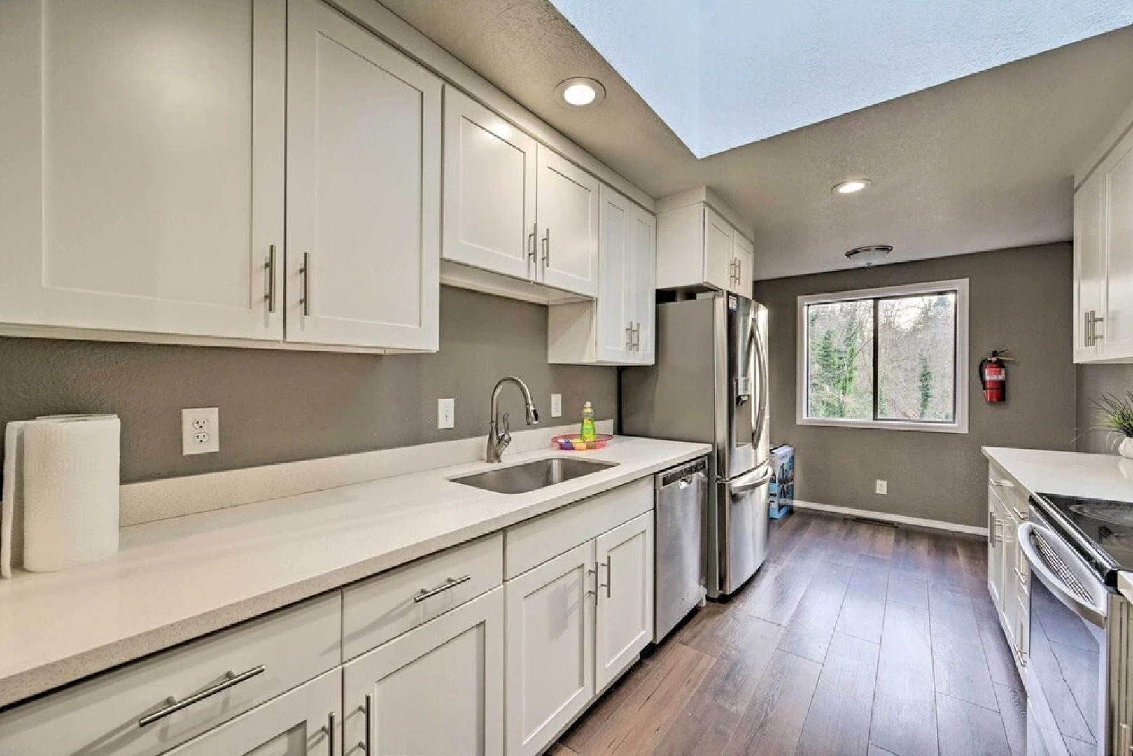 Shoreline Home w/ Deck ~ 14 Mi to Downtown Seattle