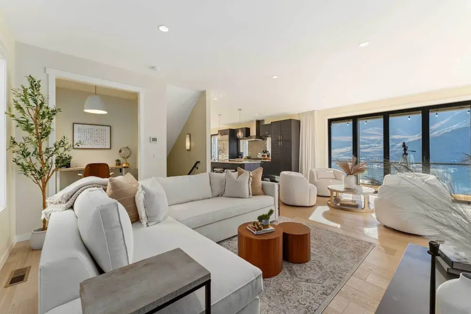 Hot Tub & Lake Views: Lake Chelan Lookout Home!