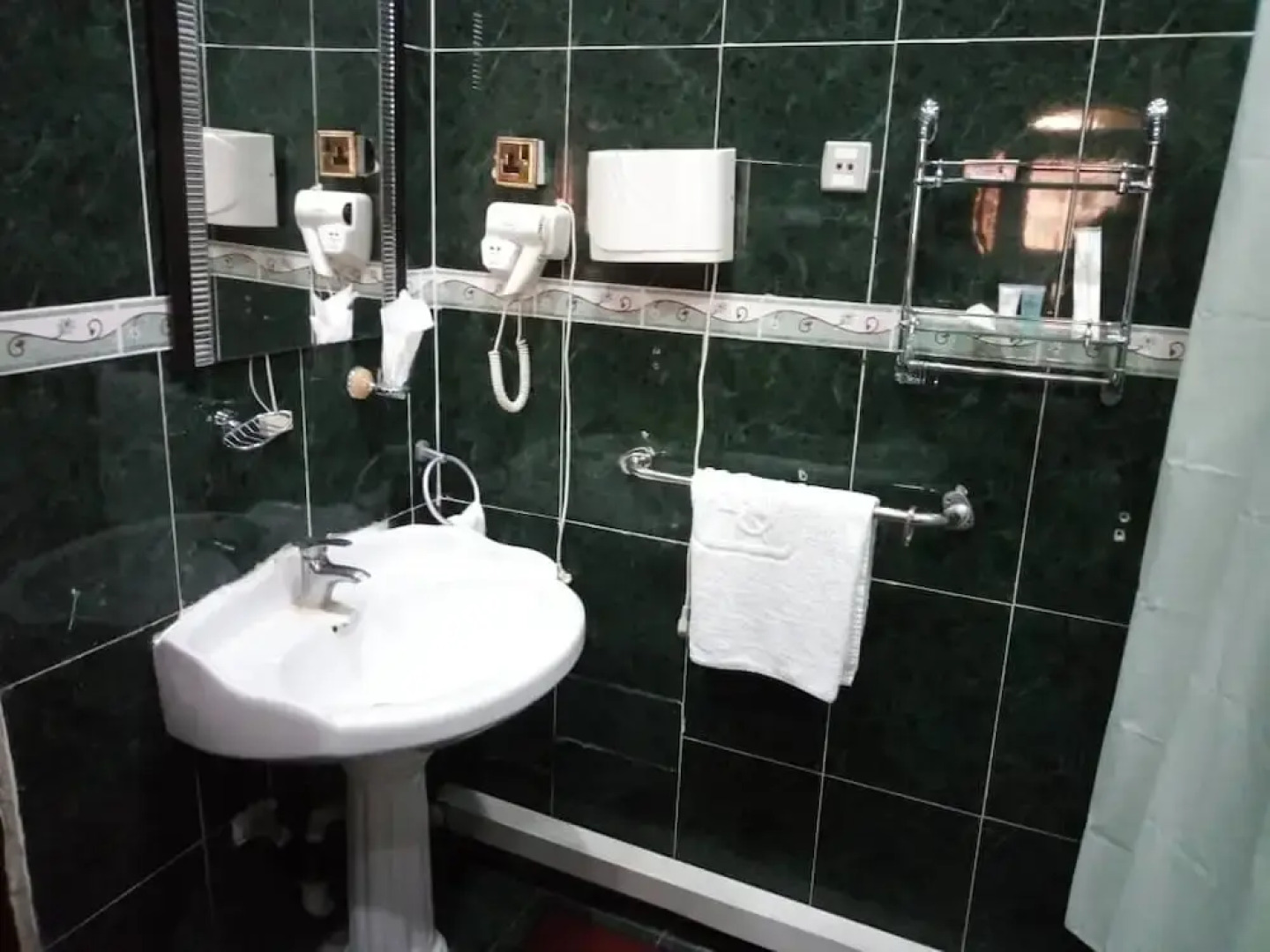 Pathfinder Hotel And Holiday Inn