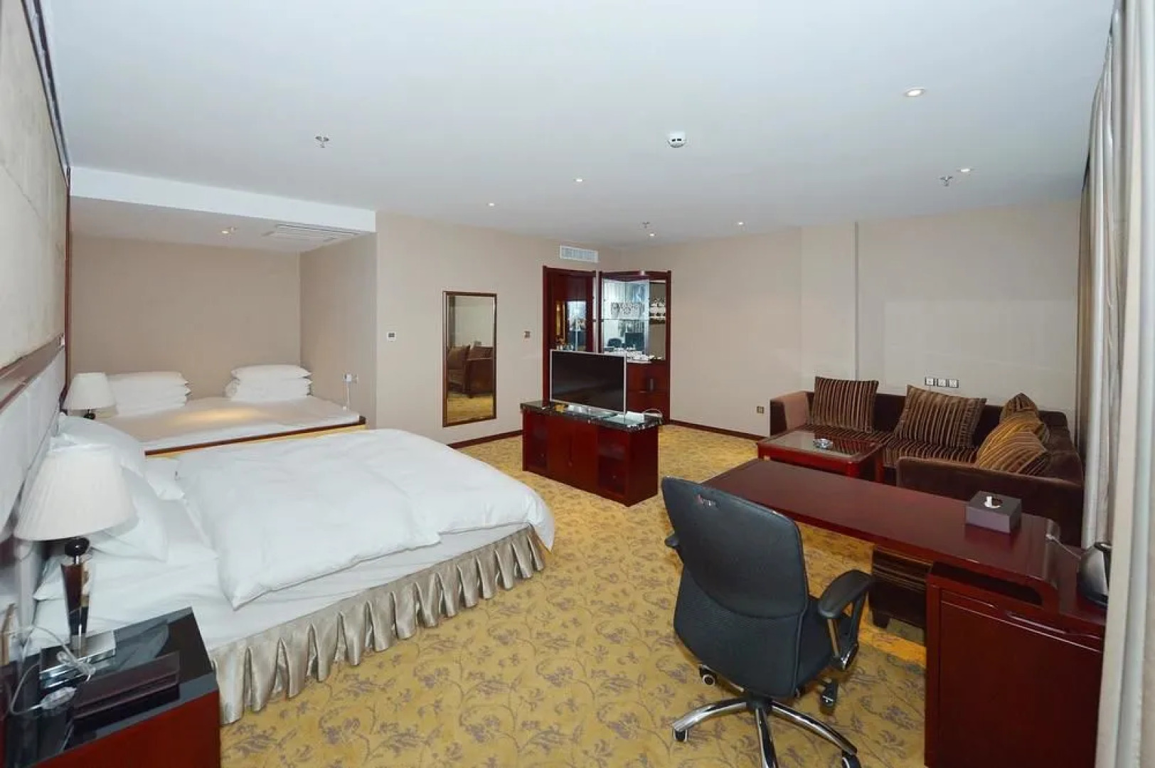 Dandong Jiangbin International Hotel (Yalu River Broken Bridge Scenic Spot Railway Station Branch)