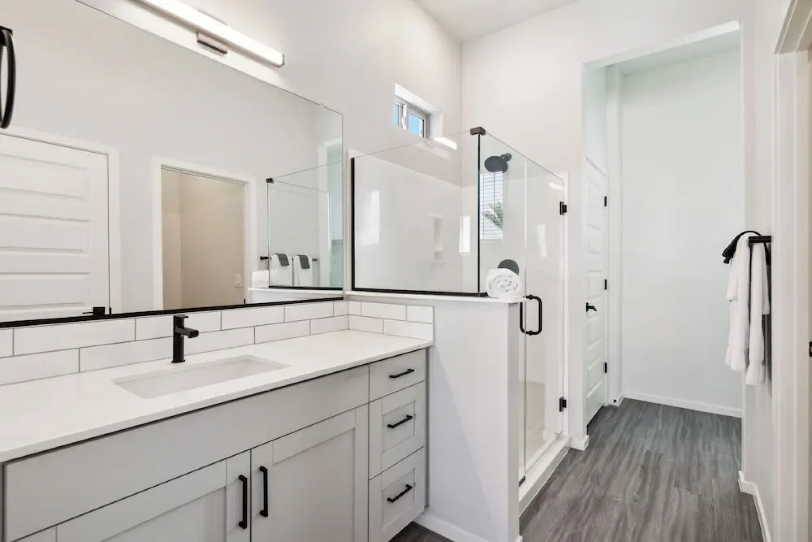 Sparkling Modern Home with Pool BBQ