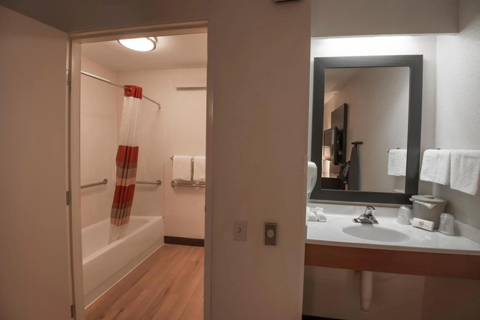 Red Roof Inn PLUS+ Chicago - Willowbrook