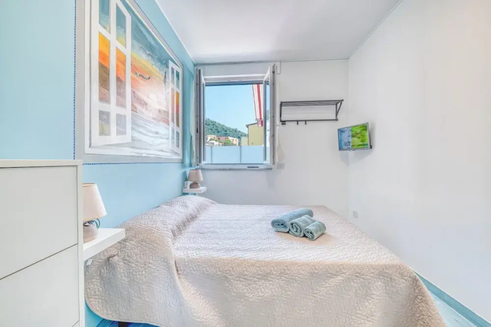 Merlo E - town center & private parking