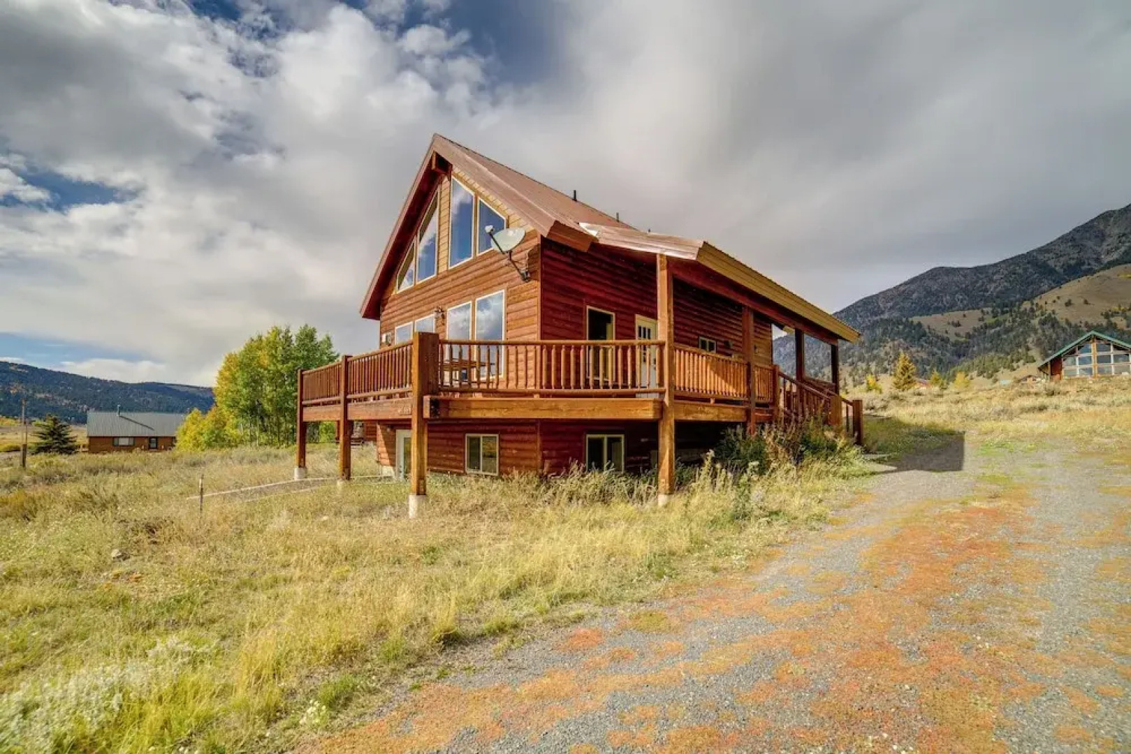 Custom Log Cabin w/ Views - 20 Mi. to Yellowstone!