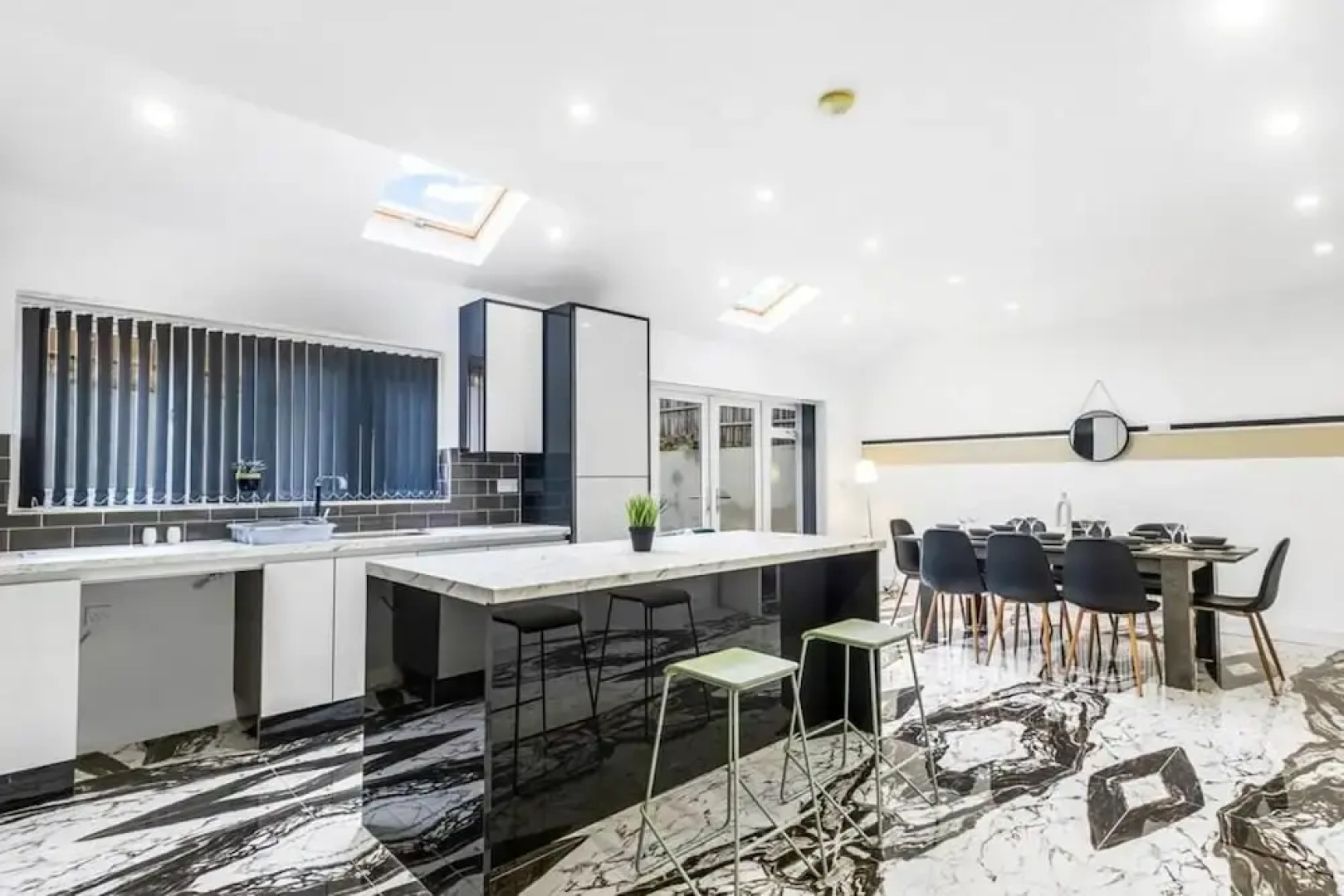 Elegant 5 Bedroom House/free Parking/yard
