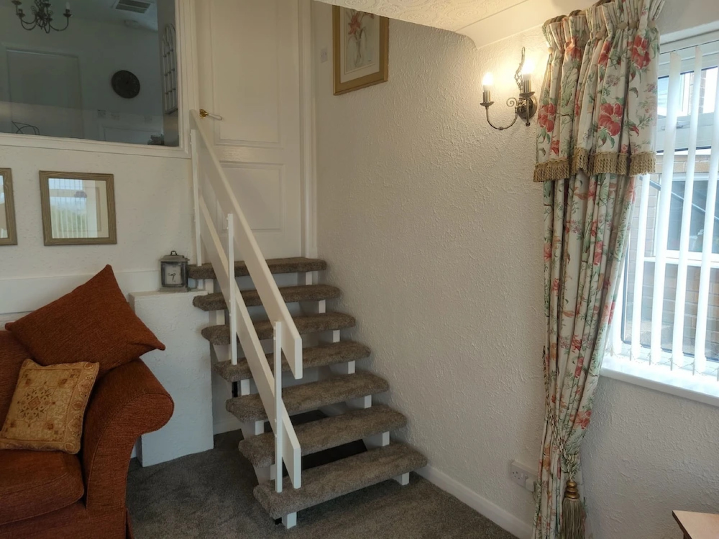 Split Level Bungalow - Sleeps4 - Close to Walks