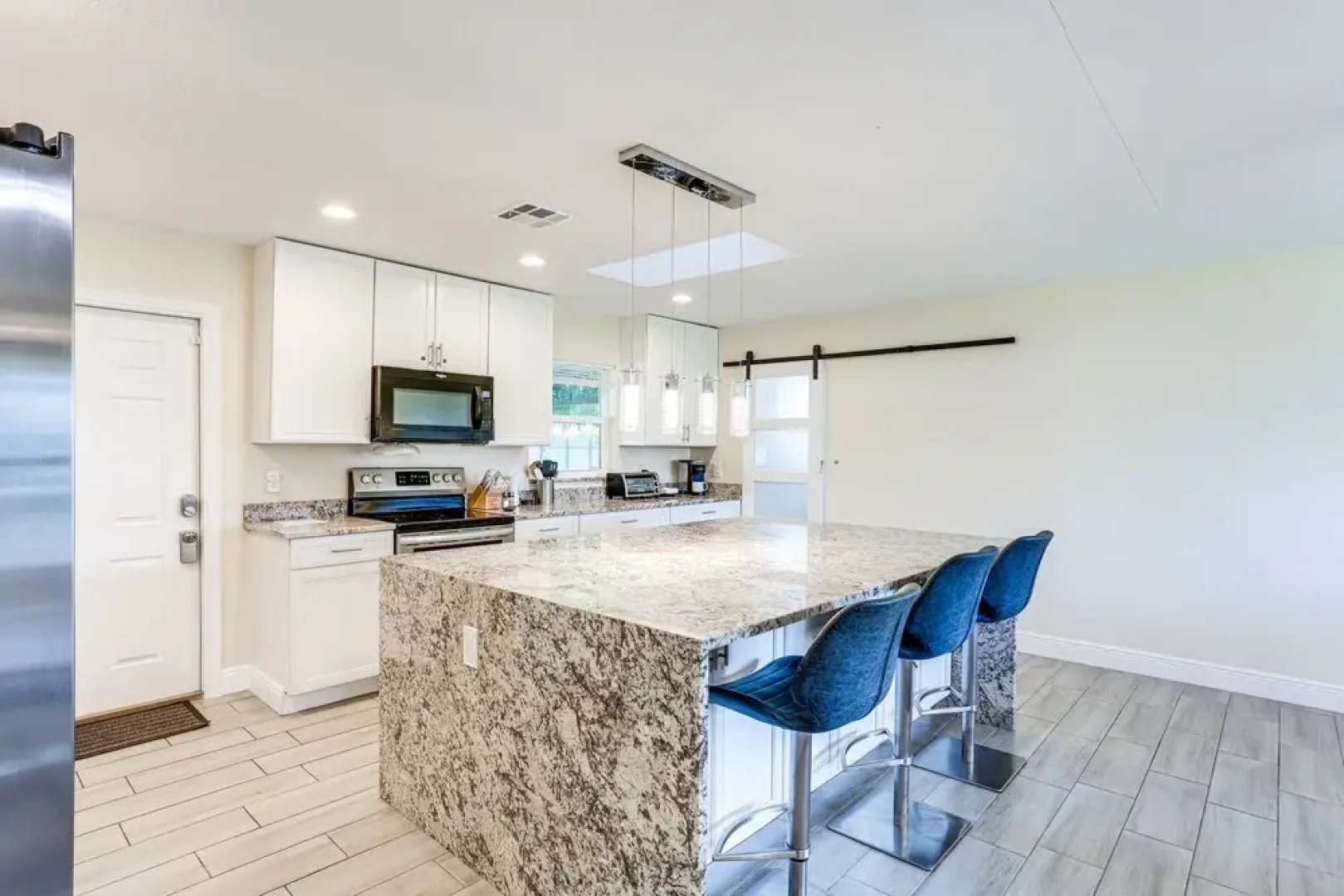5 Mi to Beaches: Hot Tub Haven in Lake Worth