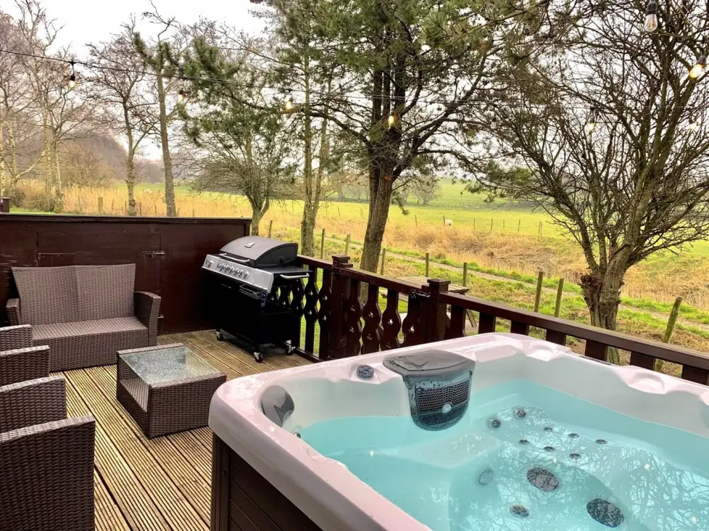 Keer Side Lodge, Luxury lodge with private hot tub at Pine Lake Resort