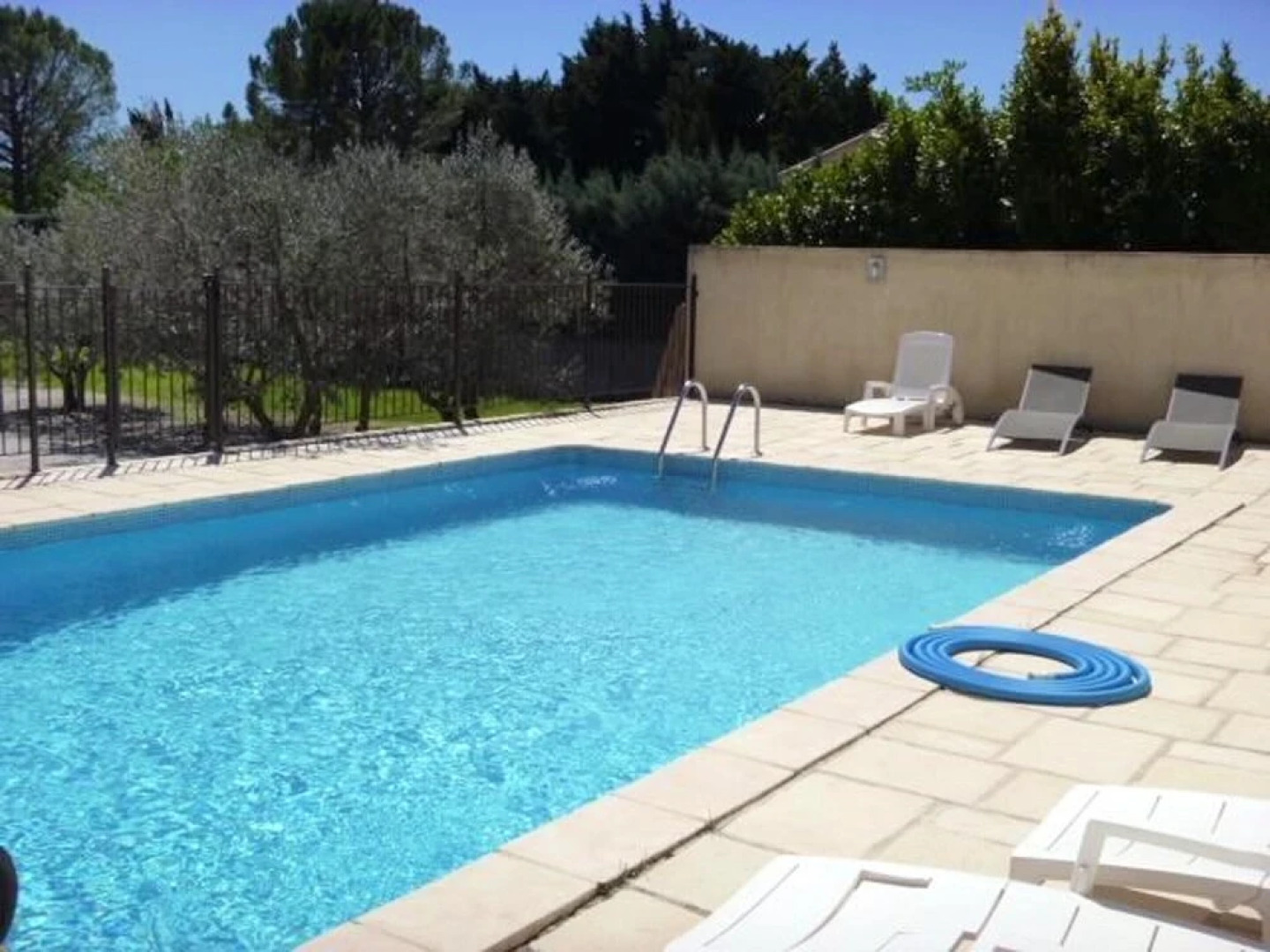 Apartment With one Bedroom in Le Thor, With Shared Pool, Enclosed Garden and Wifi - 80 km From the Beach