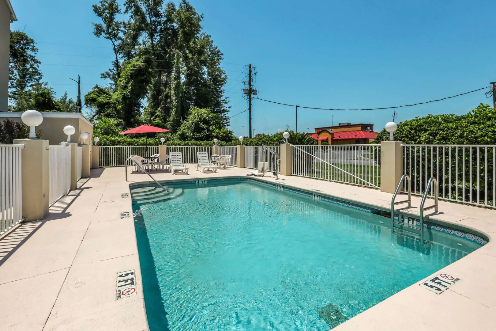 Econo Lodge Inn and Suites