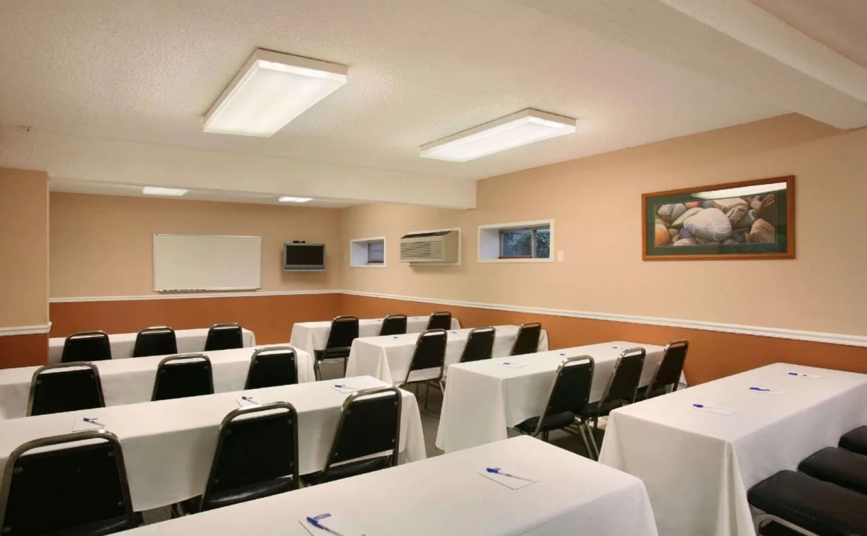 Howard Johnson by Wyndham Portland Airport