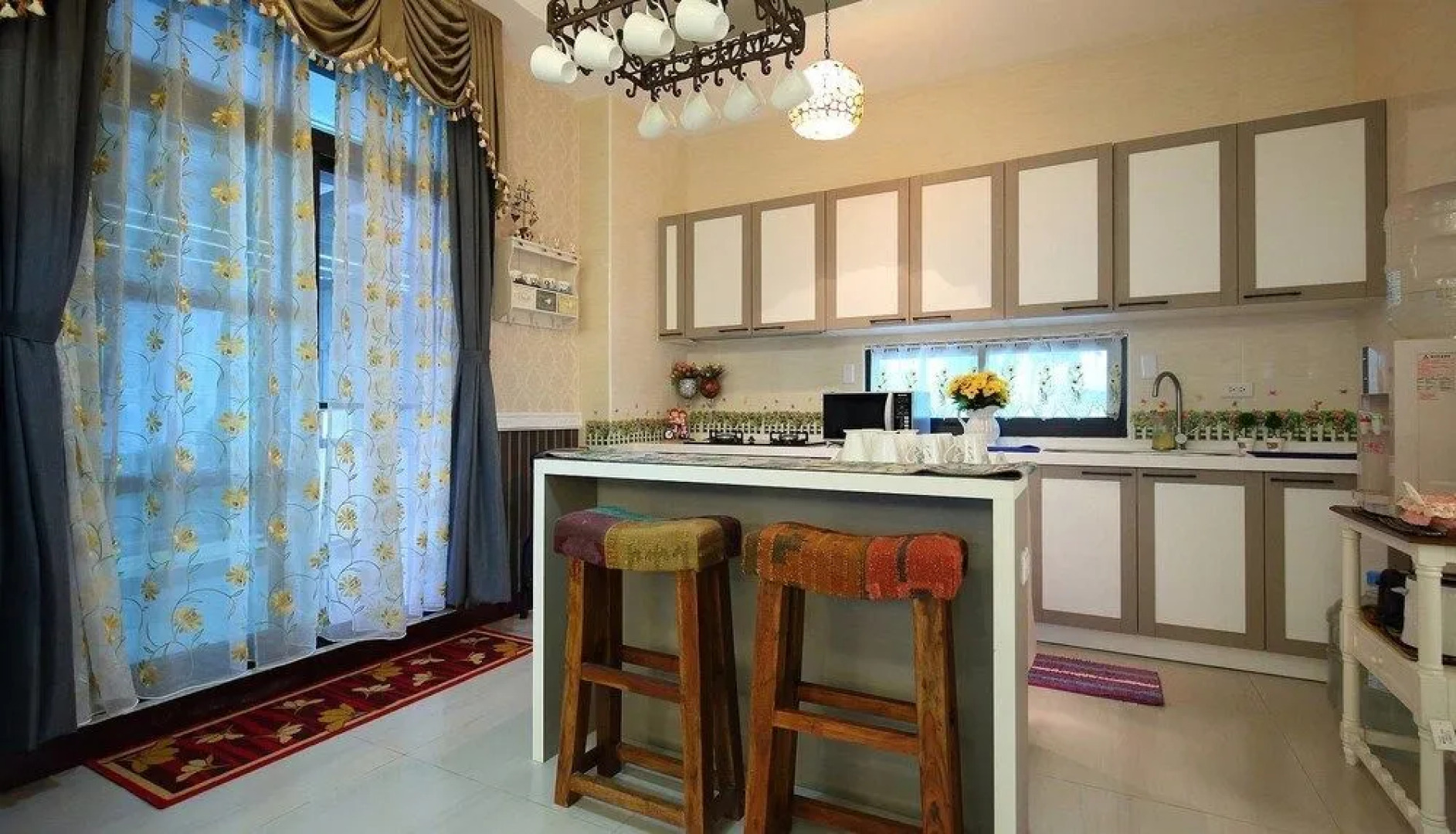 Textile Girl Romantic Homestay