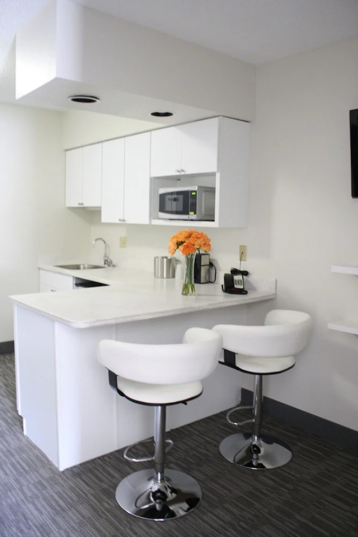 Schoenbrunn Inn & Suites