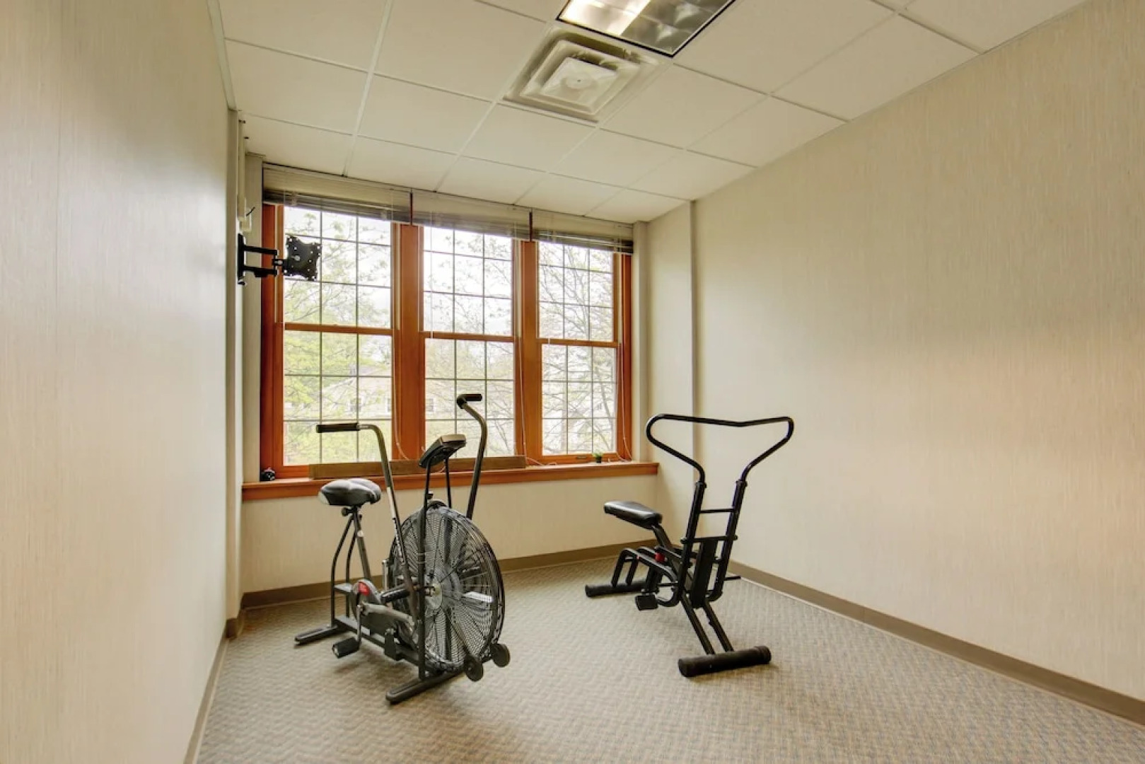 20 Mi to Dtwn Pittsburgh: Pet-friendly Apartment