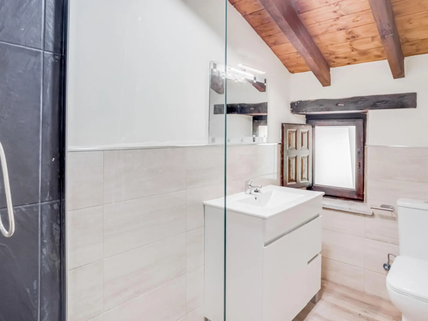 Rustic Holiday Home in Merilla with Valley View