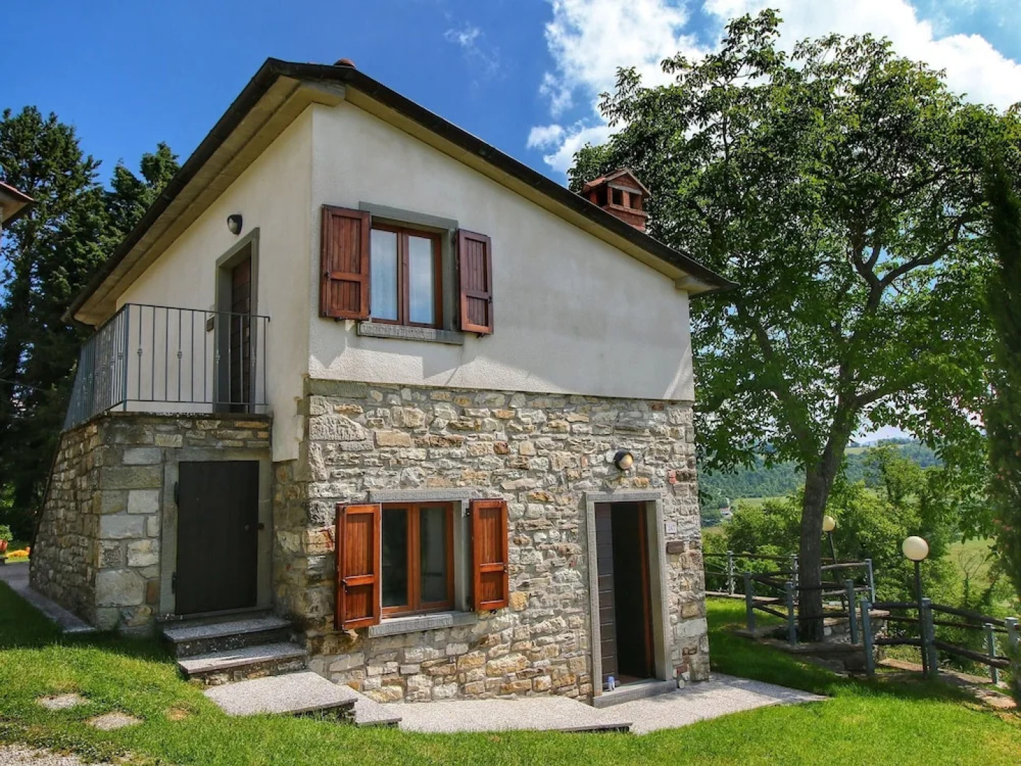 Rustic Apartment in Caprese Michelangelo near Lake