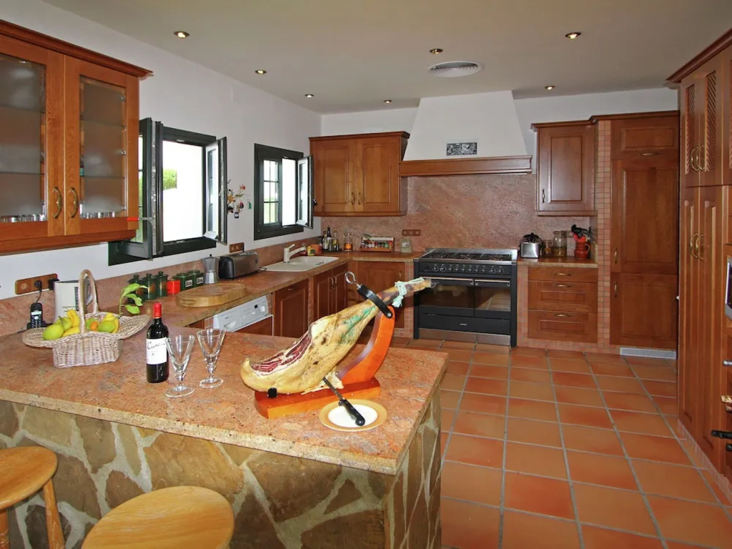 Luxury Villa with Great Mountain Views, Pool, Sauna, Jacuzzi And Padel Court