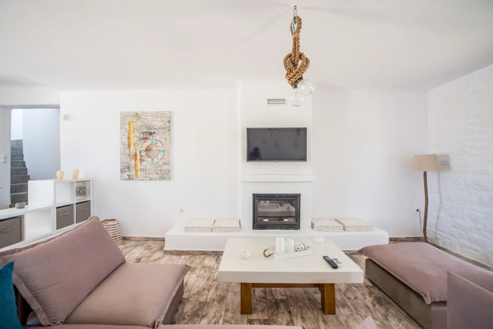 Funky holiday home with pool, next to the beach by VillaRentalsgr