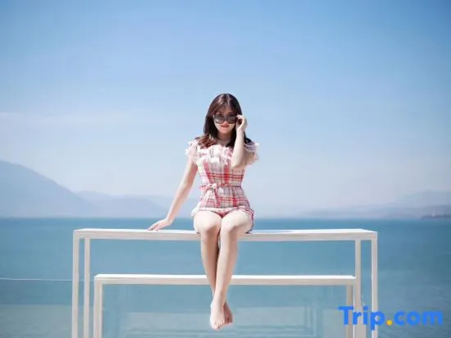 Mei Lu. Lakeside  Hotel