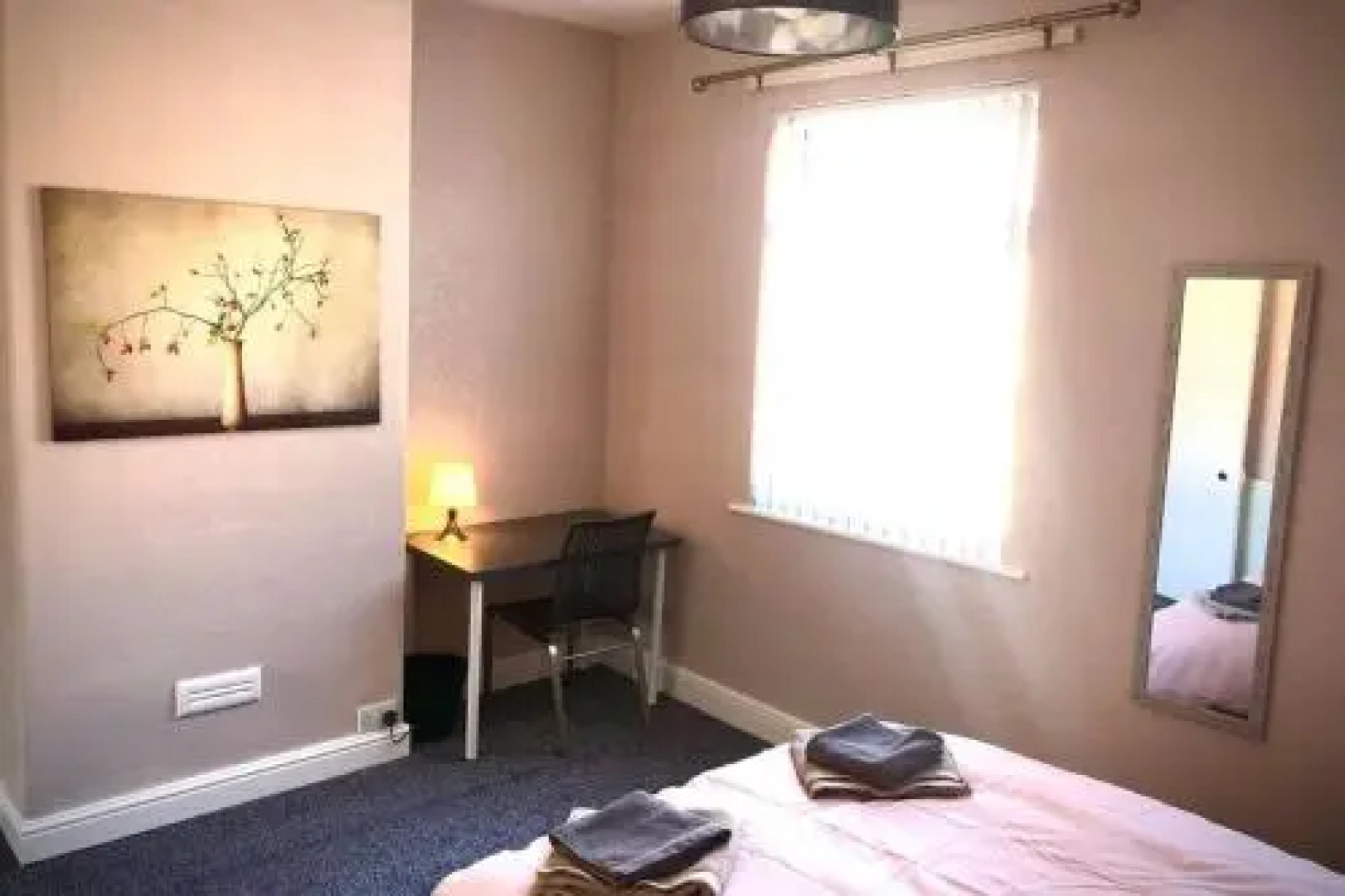 The Manchester Pad - 3BR Entire house with parking