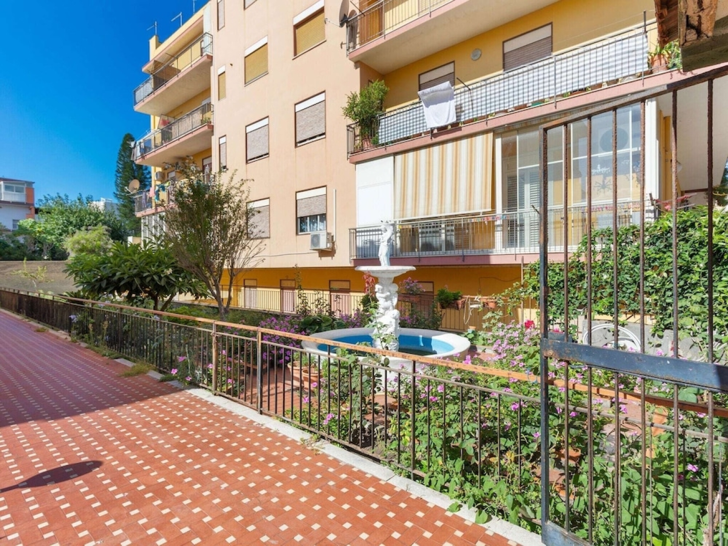 Snug Holiday Home in Niza di Sicilia with Balcony