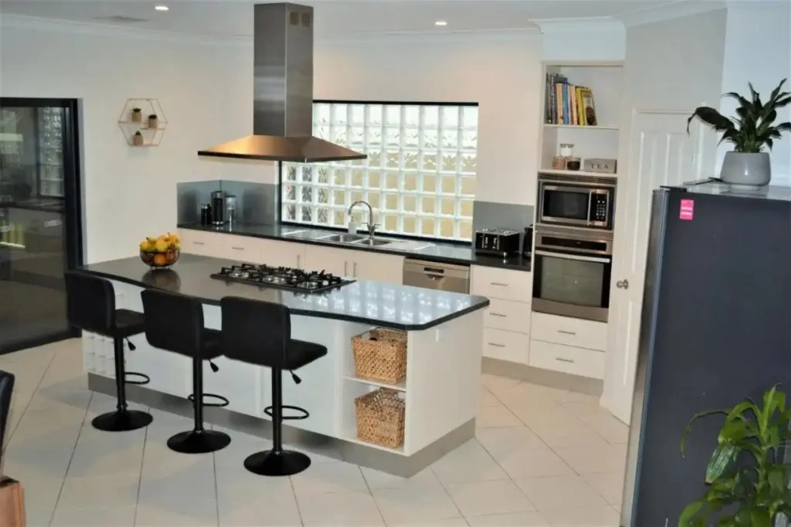 Stan Breeze: Elegant Family Retreat