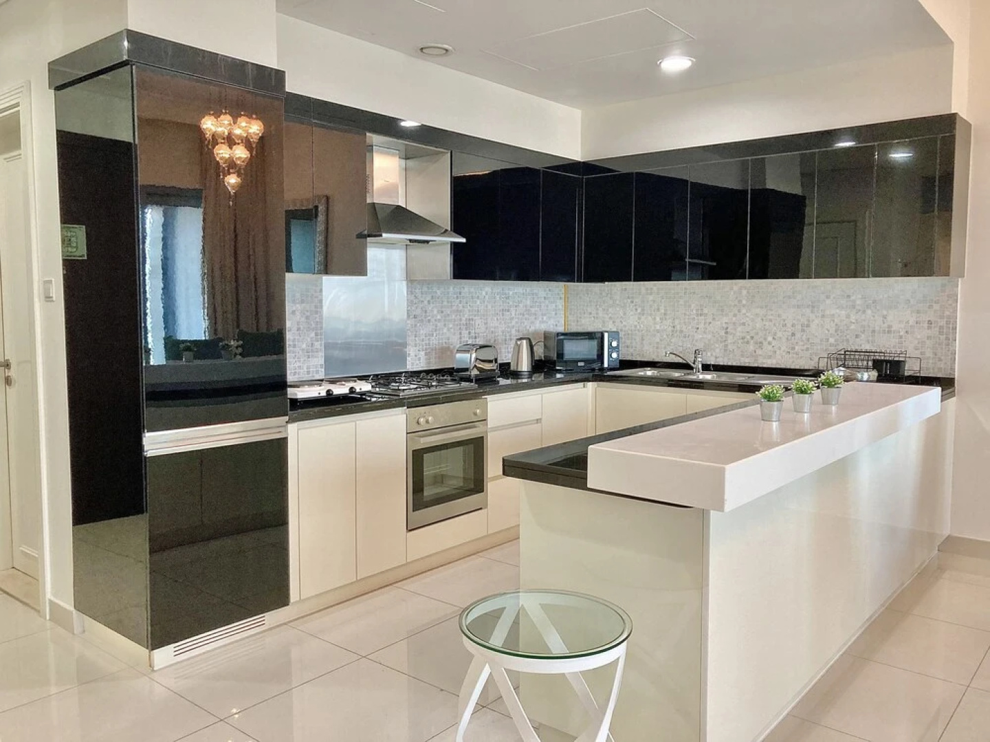 SuperHost - High-rise Chic Apt With Incredible Skyline Views