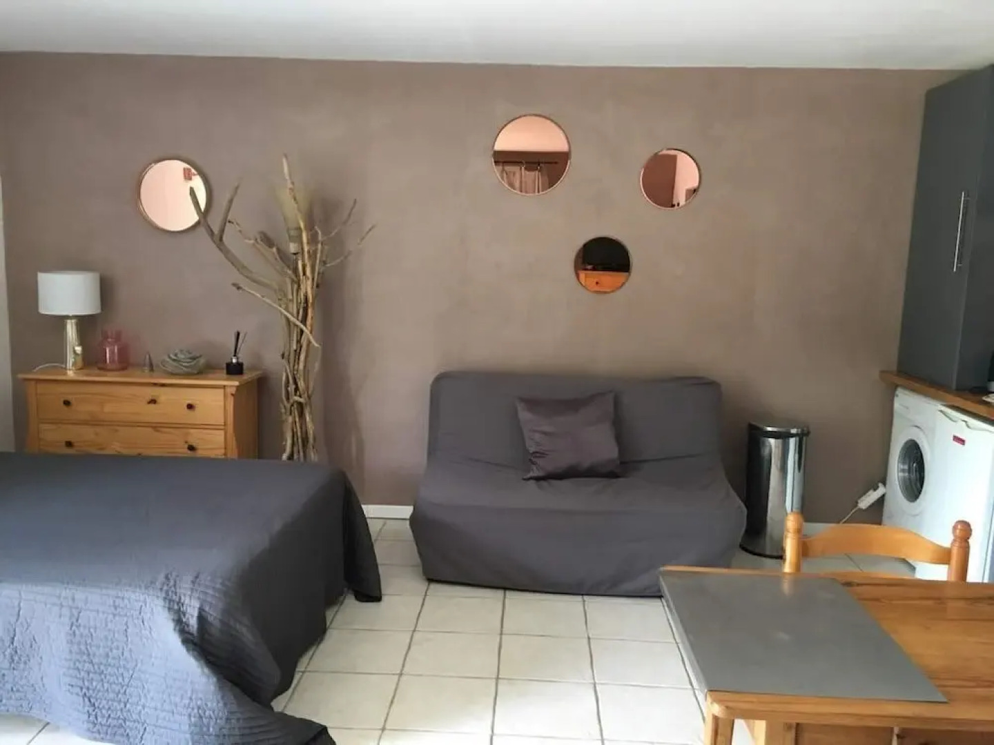 Quiet studio with air conditionning