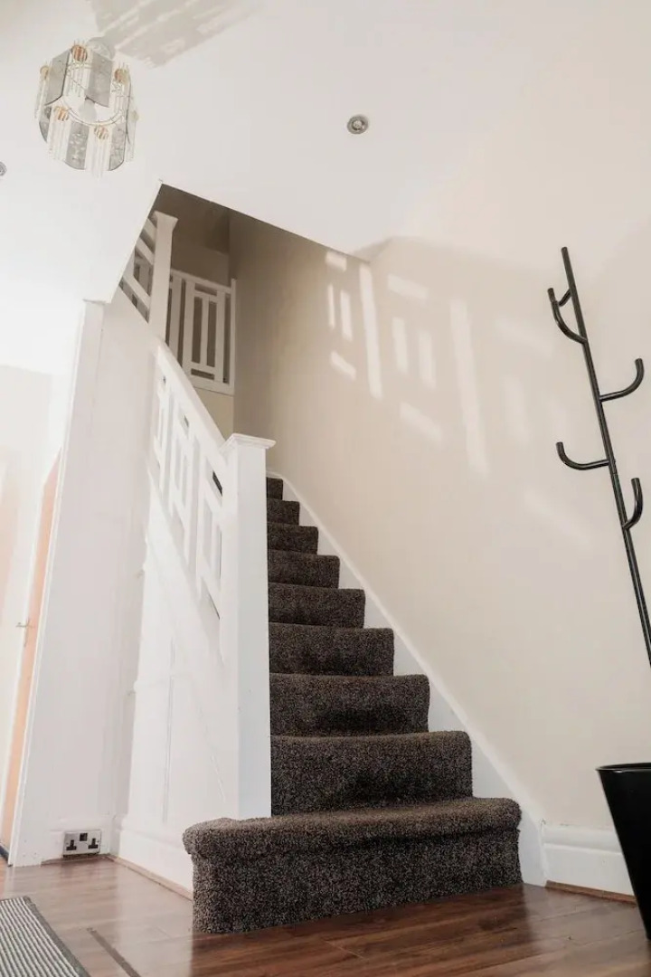 6-bed House - Sleeps 13 - Families & Contractors