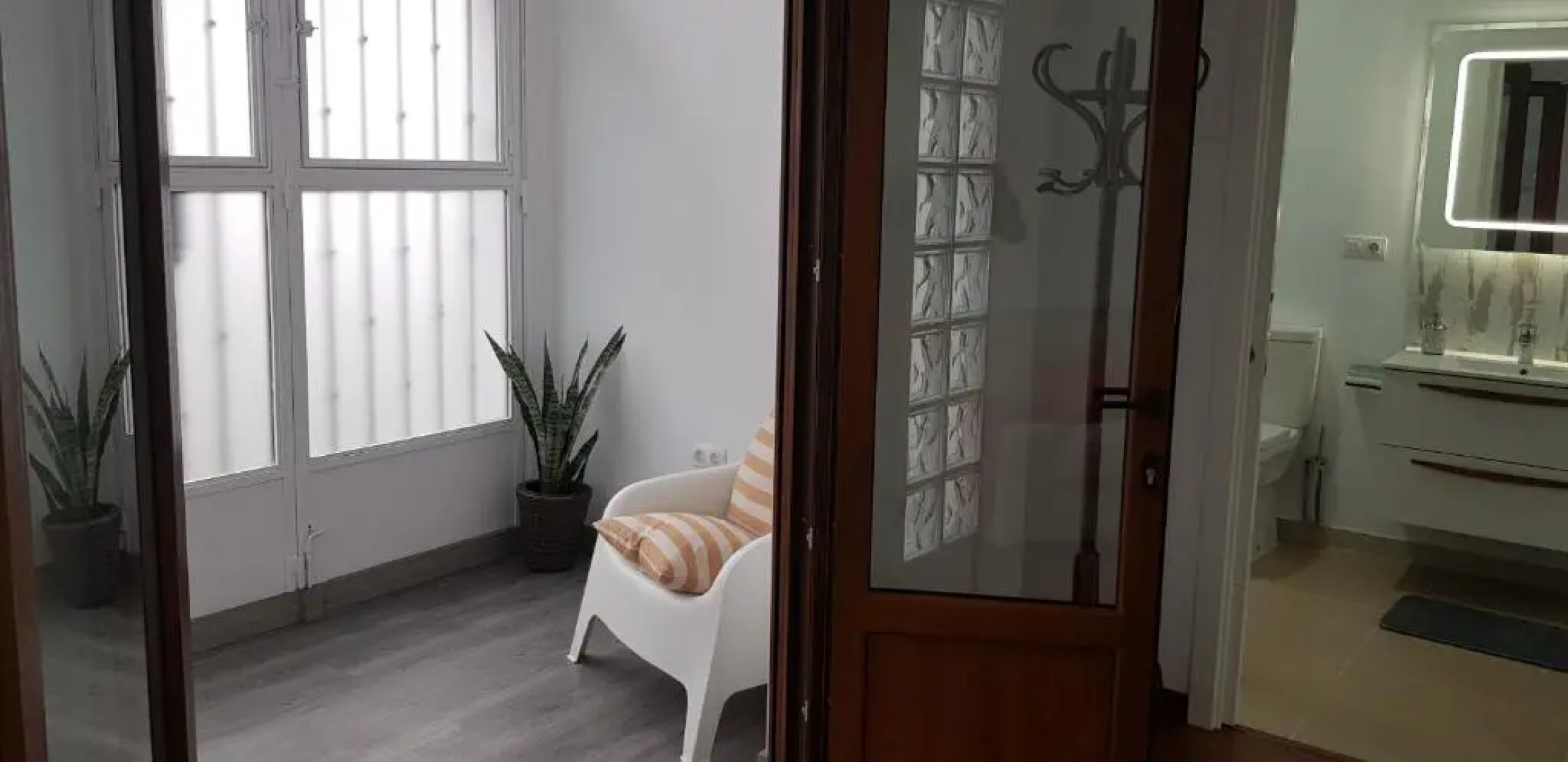 Valle, montañas y mar cristalino