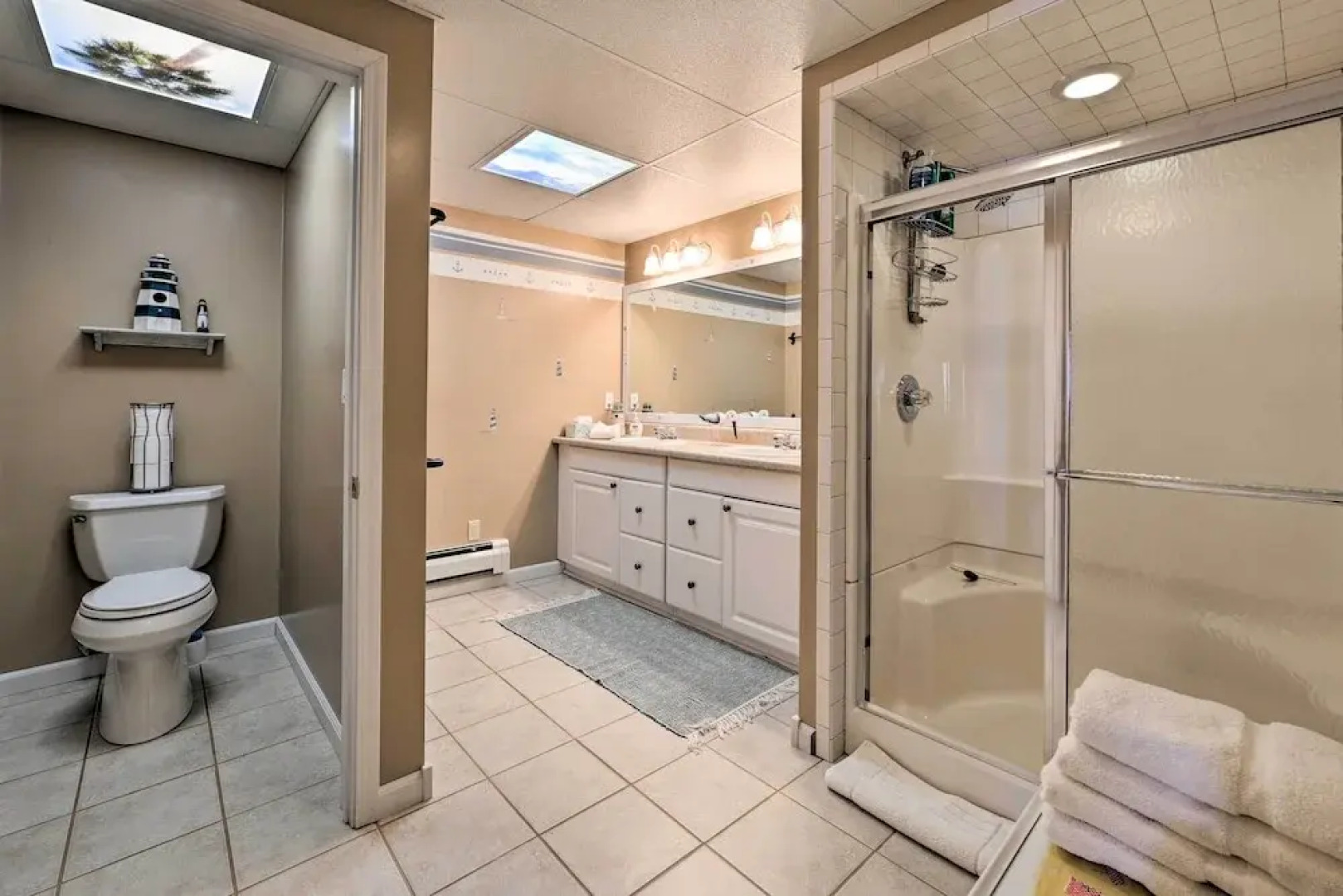 Spacious Lakefront Home w/ Sunroom & Bar!